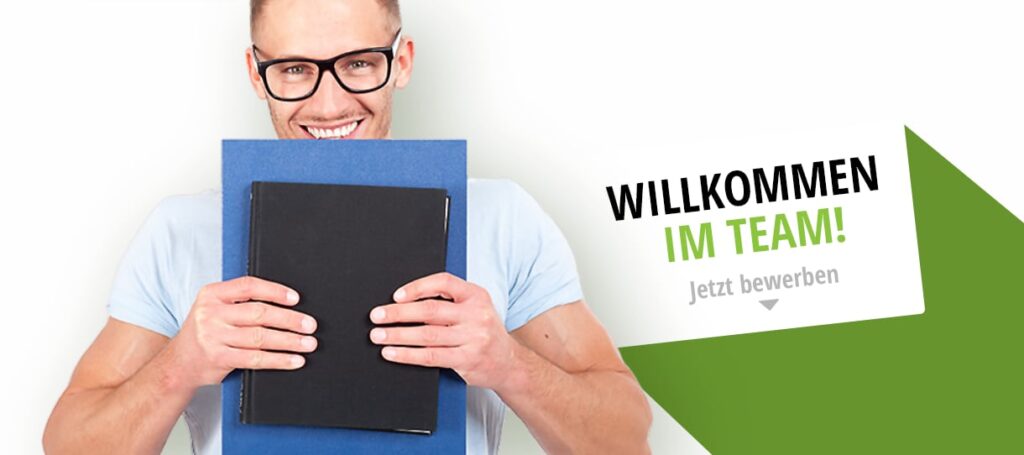 Junger Mann mit Bewerungsmappe