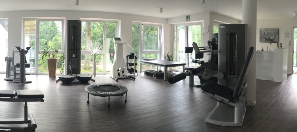 Krankengymnastik am Gerät im Trainingsraum der Physiotherapie Praxis Jonas