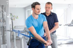 Marcel Jonas mit einem Patienten beim Golfphysiotraining