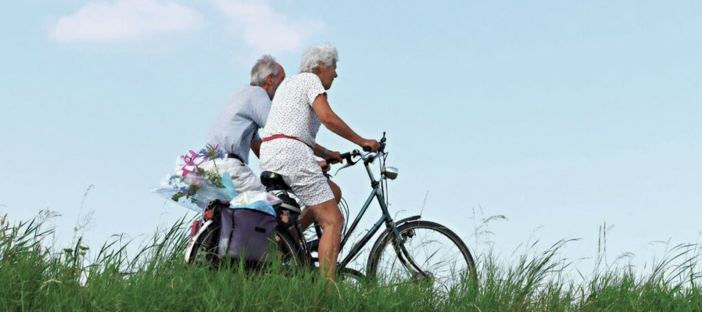 Aktive Senioren beim Radfahren in der freien Natur